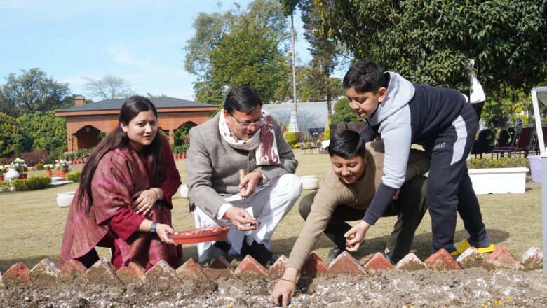 सीएम धामी ने मुख्यमंत्री आवास परिसर में विभिन्न बागवानी कार्यों का भी निरीक्षण किया तथा फूलों की विभिन्न प्रजातियों के कार्यों का अवलोकन कर ऐसे प्रयासों की सराहना की   