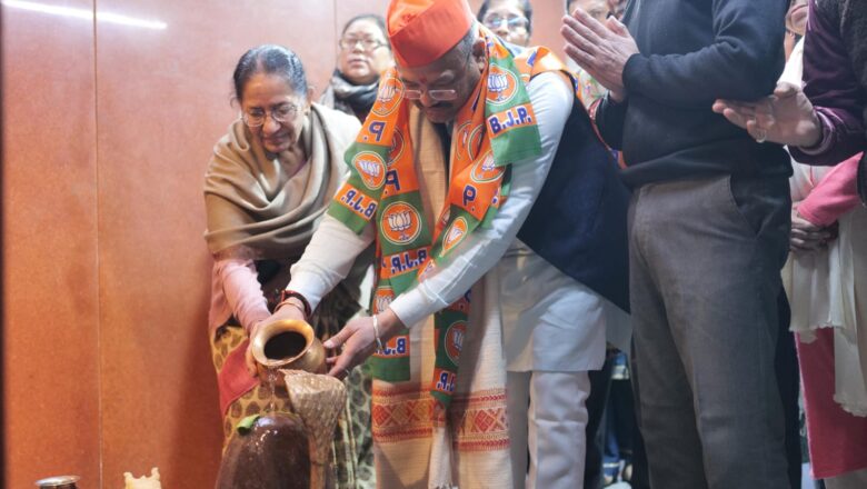 भाजपा मेयर प्रत्याशी सौरभ थपलियाल ने पटेल नगर में शिव मंदिर में  किया जल अभिषेक   