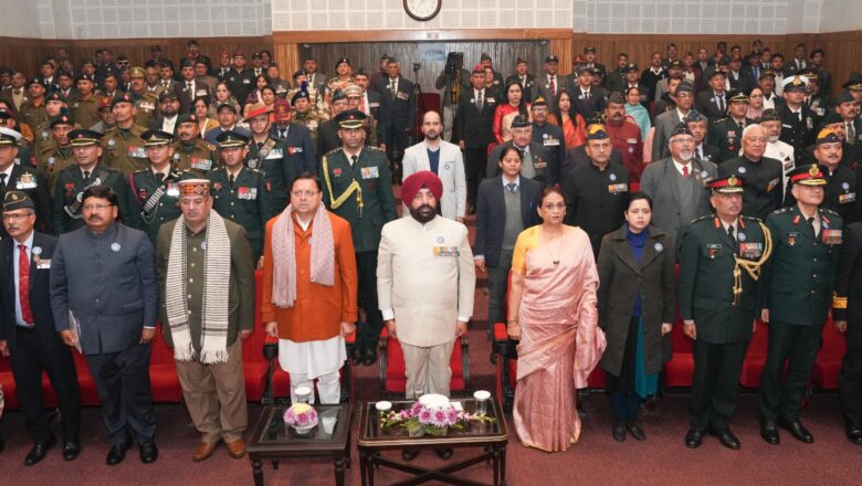 राज्यपाल और मुख्यमंत्री ने वीरता पदक विजेताओं और सराहनीय कार्य करने वाले पूर्व सैनिकों को सम्मानित किया।   