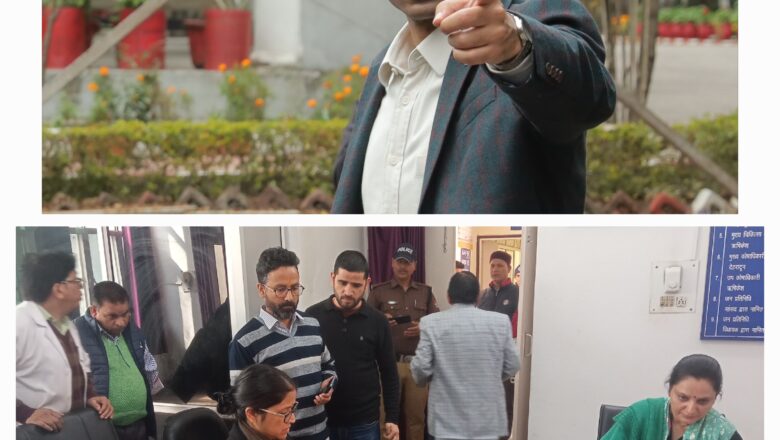 डीएम ने निरीक्षण के दौरान चिकित्सालय में सफाई व्यवस्था ठीक नही पाए जाने पर सीएमस को नियमित वार्ड, ओटी, लेबररूम, आईसीयू का निरीक्षण कर सफाई व्यवस्था बनाने के निर्देश दिए 
