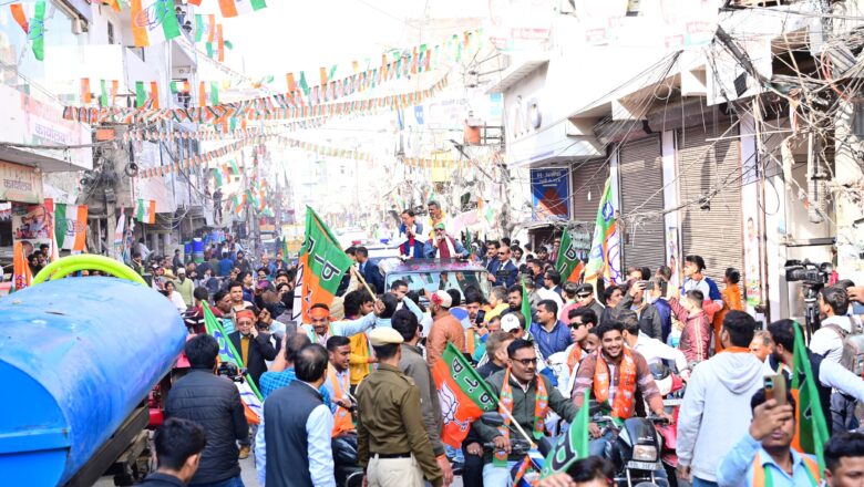 सीएम धामी ने कहा, “दिल्ली का कायाकल्प होगा, विकास की रफ्तार बढ़ेगी, और भाजपा की सरकार बनने से दिल्ली में विकास का कमल खिलने जा रहा है।   