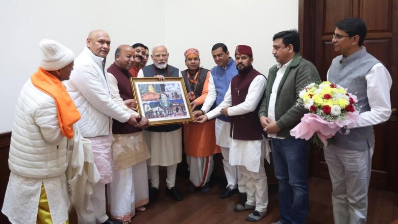 तीर्थ पुरोहितों ने पीएम मोदी को गंगाजल, बाबा काशी विश्वनाथ मंदिर का प्रसाद और ब्रहमकमल भेंट किया      