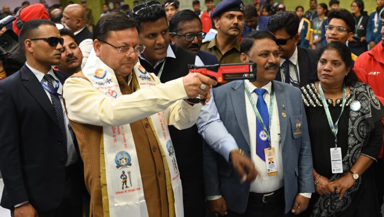 मुख्यमंत्री ने निशानेबाजी प्रतिभागियों का मनोबल बढाते हुये उत्साहवर्धन किया।   
