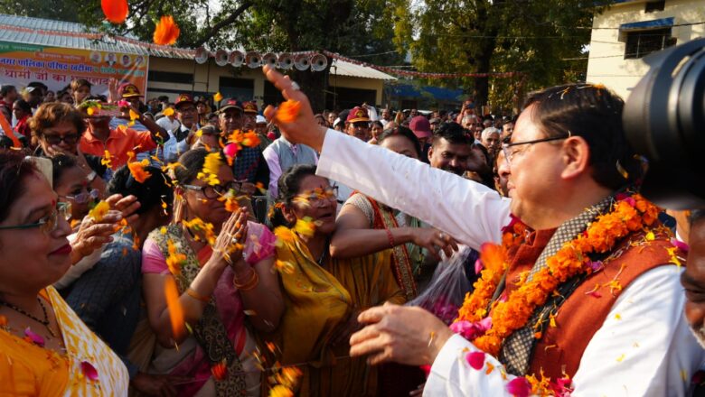 मुख्यमंत्री ने अपनी यादों को साझा करते हुए कहा उन्हें अपनी युवावस्था में वो दिन याद है जब वो इसी खटीमा की धरती से पढ़ने के लिए लखनऊ जा रहे थे।   