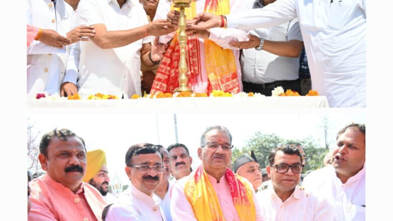 जनपद ऊधम सिंह नगर के प्रभारी एवं प्रदेश के कैबिनेट मंत्री गणेश जोशी ने वर्तमान सरकार के तीन वर्ष पूर्ण होने पर रुद्रपुर रामलीला मैदान में आयोजित चिकित्सा एवं बहुउद्देशीय शिविर में प्रतिभाग कर शिविर का रिबन काटकर एवं दीप प्रज्वलित कर शुभारंभ किया