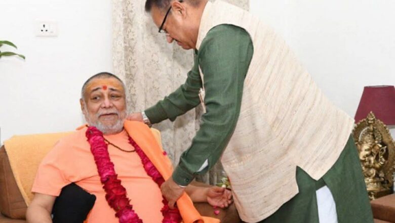 कैबिनेट मंत्री गणेश जोशी ने जगतगुरु शंकराचार्य  राजराजेश्वराश्रम महाराज का लिया आशीर्वाद