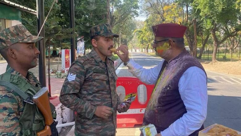 सैनिक कल्याण मंत्री गणेश जोशी ने  होली के पावन अवसर पर भारत माँ की सेवा में तैनात अपने सैनिक भाइयों  को तिलक लगाया