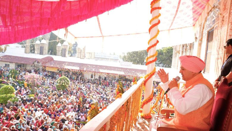 दरबार श्री गुरु राम राय जी महाराज के सज्जादे गद्दी नशीन श्रीमहंत देवेन्द्र दास जी महाराज ने भी संगतों को दर्शन दिए एवम् आशीर्वाद दिया