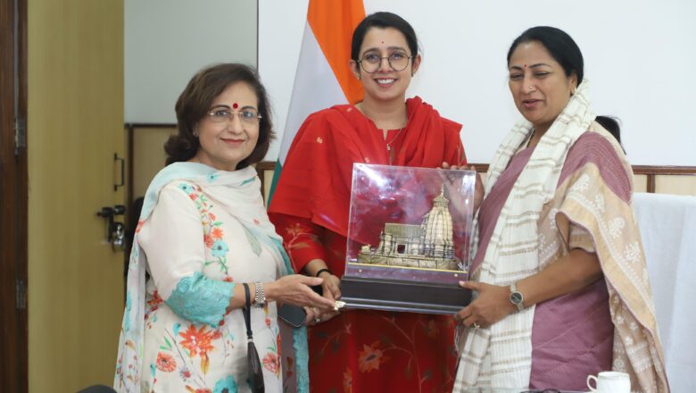 दिल्ली की नवनियुक्त मुख्यमंत्री रेखा गुप्ता से शिष्टाचार भेंट करती नेहा जोशी