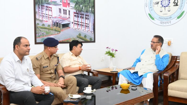 पंतनगर में जिलाधिकारी के साथ जनपद में सरकार द्वारा संचालित विकास कार्यों की समीक्षा करते कृषि मंत्री गणेश जोशी