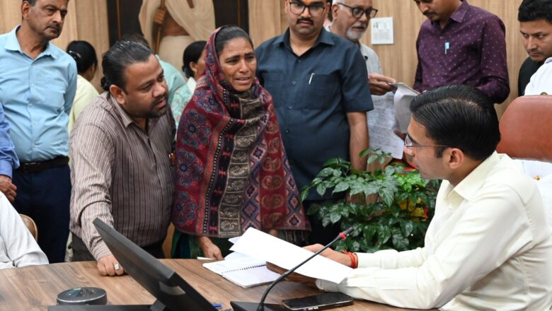 10 वर्षों से गिरासू भवन ध्वस्तीकरण को चला रहे थे आगे-पीछे चिठ्ठियां डीएम के संज्ञान में आते ही नगर निगम ने दिया 15 दिन में गिराने का वचन