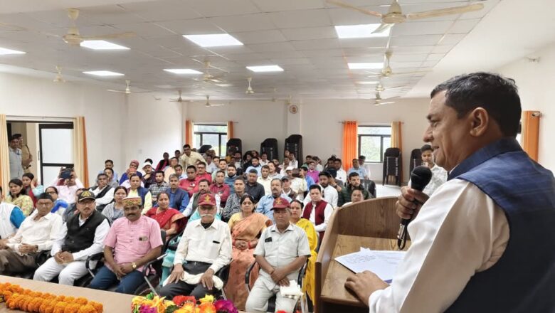 मैं स्वयं ऋषिकेश-कर्णप्रयाग रेल परियोजना के निरीक्षण के लिए गया था। कुल 22-23 सुरंगें एक साथ निर्माणाधीन हैं। मैं विश्वास दिलाता हूँ कि जिस दिन यह परियोजना पूरी होगी, उस दिन गढ़वाल और उत्तराखंड की आर्थिक स्थिति बदल जाएगी:बलूनी