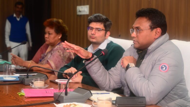 डॉ. राजेश कुमार ने विशेष रूप से नंदप्रयाग, कमेड़ा और पागलनाला में आगामी 15 से 20 दिनों के भीतर प्रोटेक्शन वर्क व डामरीकरण कार्य पूर्ण करने तथा नंदप्रयाग के पार्थाडीप में पुरानी गैबियन वॉल पर कार्य शुरू करने के निर्देश दिए
