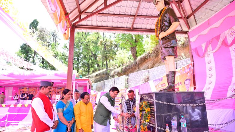 बुधवार को पीठसैंण स्थित वीर चंद्र सिंह गढ़वाली स्मारक स्थल पर आयोजित राजकीय क्रांति दिवस मेले का शुभारंभ मुख्यमंत्री पुष्कर सिंह धामी ने दीप प्रज्ज्वलित कर किया