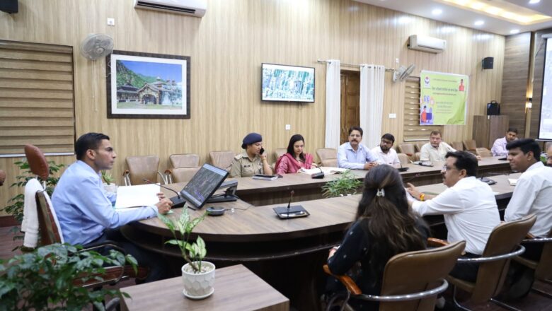 हॉस्पिटल Surge प्लान सीएमओ करें तैयार, संक्रमण बढने की दशा में शार्ट नोटिस पर एकत्रित हो जाने चाहिए दूर-दराज पीएचसी, सीएचसी की चिकित्सकीय टीमें : डीएम