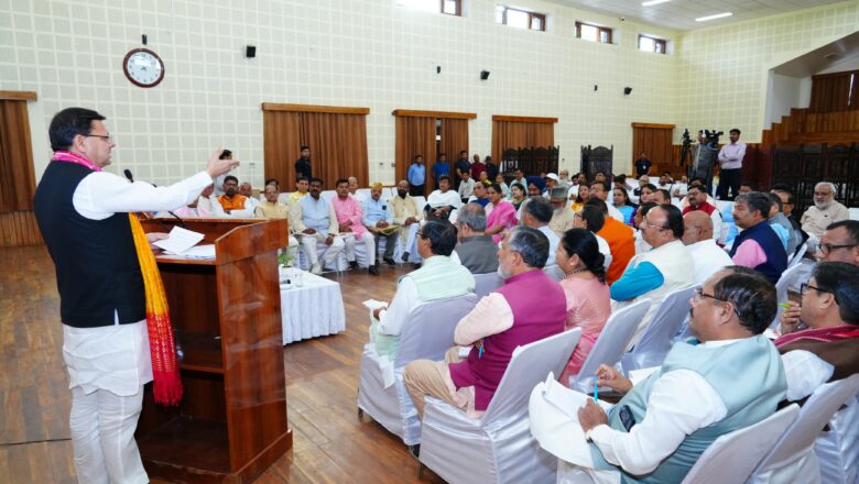 मुख्यमंत्री धामी ने दायित्वधारियों के साथ की बैठक, राज्य के विकास पर चर्चा