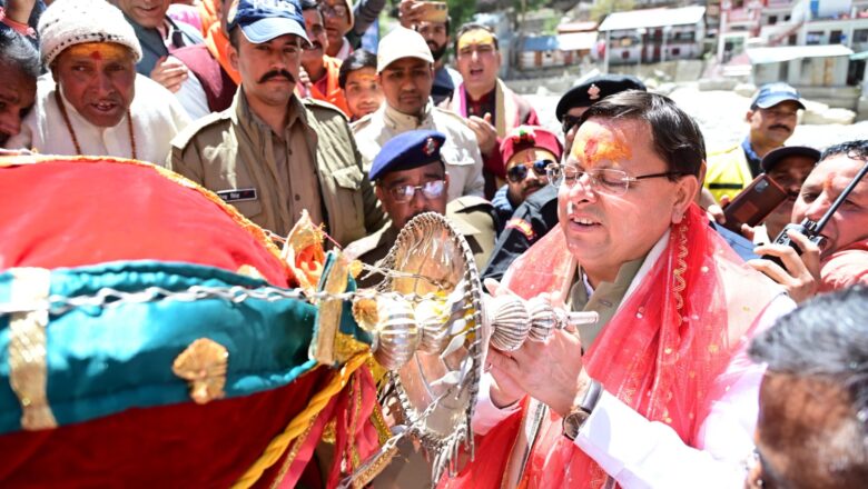 मुख्यमंत्री  धामी ने दोनों धामों में पहॅुची लोक देवताओं की डोलियों से भी आशीष प्राप्त किया