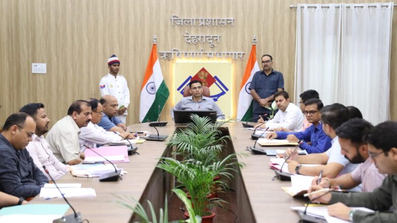 जिलाधिकारी ने बाट माप, खनन एवं परिवहन विभाग को प्रवर्तन की कार्रवाई में तेजी लाने, विद्युत एवं पेयजल विभाग को उपभोक्ताओं के कनेक्शनों का मिलान करते हुए बिजली व पानी की चोरी पर अंकुश लगाने और राजस्व संवर्धन हेतु प्रभावी कदम उठाने के निर्देश दिए   
