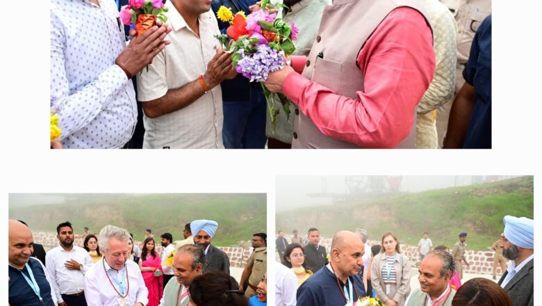 भराड़ीसैंण पहुंचते ही विदेशी मेहमानों ने उत्तराखंड की ग्रीष्मकालीन राजधानी गैरसैंण की प्राकृतिक सुंदरता, हरियाली से भरी वादियाँ, स्वच्छ वातावरण देखा तो वो सभी अभिभूत नज़र आए उन्होंने गैरसैंण की तारीफ करते हुए इस क्षेत्र को अद्भुत और हर रूप से समृद्ध स्थल बताया।   