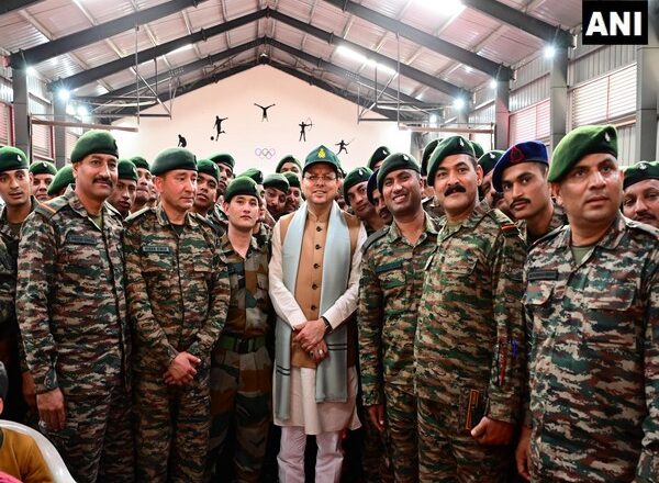 सेना में परमवीर चक्र से लेकर मेन्सन इन डिस्पैच तक सभी वीरता पुरस्कारों से अंलकृत सैनिकों को दी जाने वाली एकमुश्त तथा वार्षिकी राशि में भी वृद्धि की गई है: धामी   