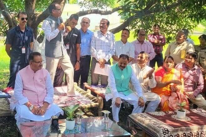 केंद्रीय कृषि मंत्री शिवराज सिंह चौहान ने खेतों के मध्य खाट पर बैठकर उन्होंने किसानों से आत्मीय संवाद किया और जमीनी स्तर की समस्याओं को समझा। इस दौरान उन्होंने एक पेड़ माँ के नाम के तहत पौधरोपण भी किया   
