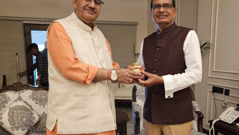 प्रदेश के कृषि मंत्री गणेश जोशी ने नई दिल्ली में केंद्रीय कृषि मंत्री शिवराज सिंह चौहान से मुलाकात कर उन्हें गंगाजल एवं पारंपरिक औद्योनिक उत्पाद भेंट किये   