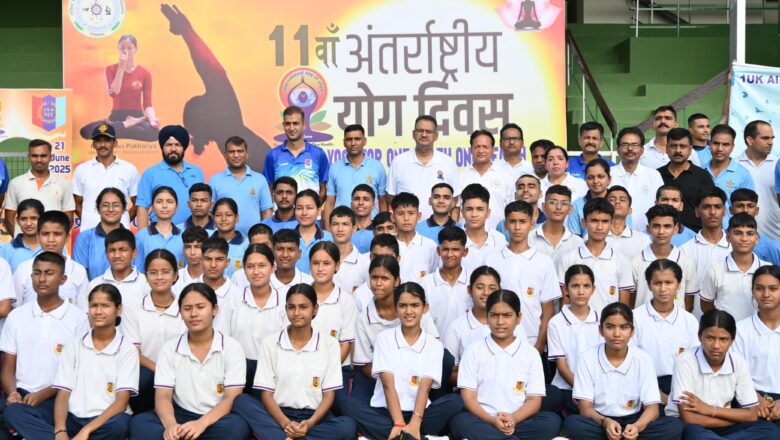 अंतरराष्ट्रीय योग दिवस पर पंतनगर विश्वविद्यालय में योगाभ्यास करते कृषि मंत्री गणेश जोशी      