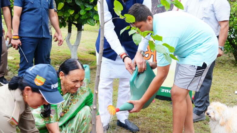 मुख्यमंत्री के सुपुत्र दिवाकर ने भी इस अवसर पर पौधा लगाया   
