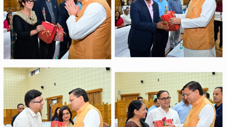 सीएम धामी ने सभी चिकित्सकों का आह्वान करते हुए कहा कि डॉक्टरी का पेशा केवल एक व्यवसाय नहीं, बल्कि एक “नोबल प्रोफेशन” है, जो सेवा, संवेदना और समर्पण का प्रतीक है   