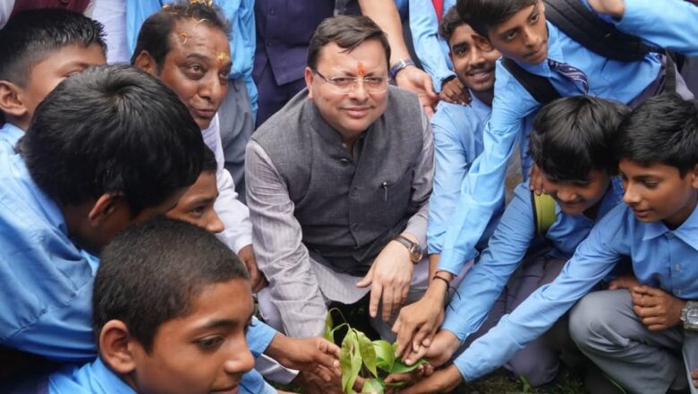 आने वाली पीढ़ियों को शुद्ध और स्वस्थ वातावरण देने के लिए वृक्षारोपण और पर्यावरण संरक्षण अत्यंत आवश्यक है:धामी      
