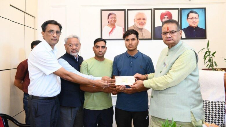 मृतक उपनल कार्मिक के परिवार को त्वरित सहायता राशि का चैक सौंपते सैनिक कल्याण मंत्री गणेश जोशी