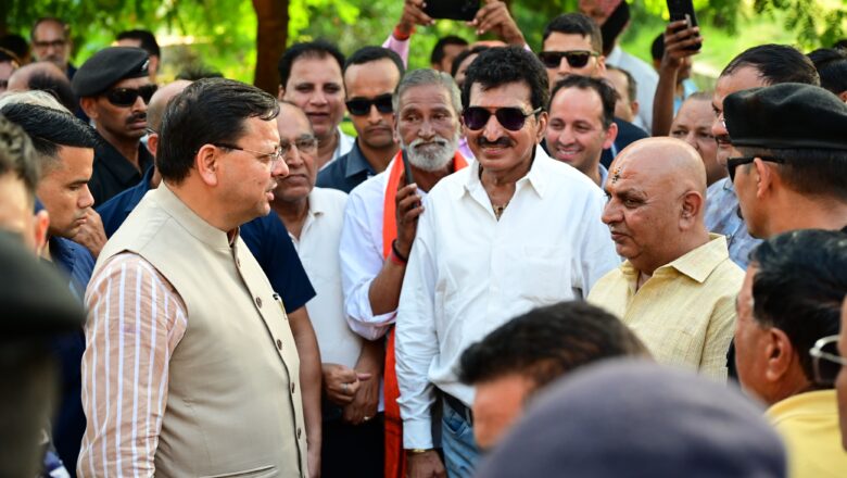 मुख्यमंत्री ने कहा कि वे स्वयं जनपदों के भ्रमण के दौरान सरकार द्वारा चलाई जा रही विभिन्न योजनाओं का लगातार फीडबैक ले रहे हैं