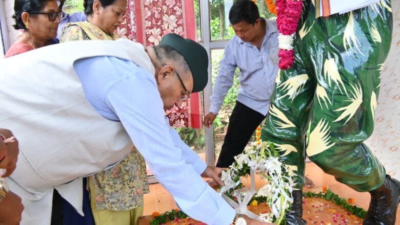 मंत्री गणेश जोशी ने कारगिल विजय दिवस के अवसर पर मसूरी विधानसभा क्षेत्र के अंतर्गत देहरादून स्थित घंघोड़ा चांदमारी पहुंचकर कारगिल युद्ध में शहीद हुए वीर सपूत राजेश गुरुंग को श्रद्धासुमन अर्पित किए