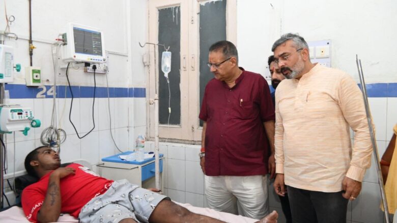 भगदड़ की त्रासदी में झुलसे हरिद्वार के श्रद्धालु, कैबिनेट मंत्री गणेश जोशी ने अस्पताल पहुंचकर घायलों की सुध ली