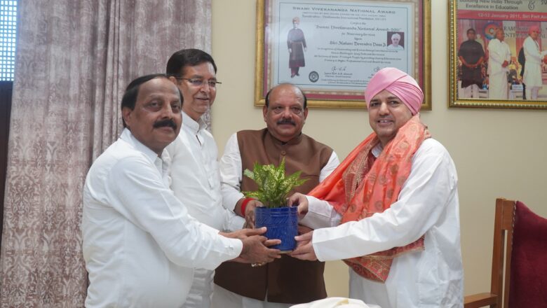 एसजीआरआर एजुकेशन मिशन, श्री गुरु राम राय विश्वविद्यालय एवं श्री महंत इन्दिरेश अस्पताल के माध्यम से जनहित में किए जा रहे सेवाभावी कार्यों के लिए संस्थान की टीम को शुभकामनाएं दीं और उनकी भूरी-भूरी प्रशंसा की