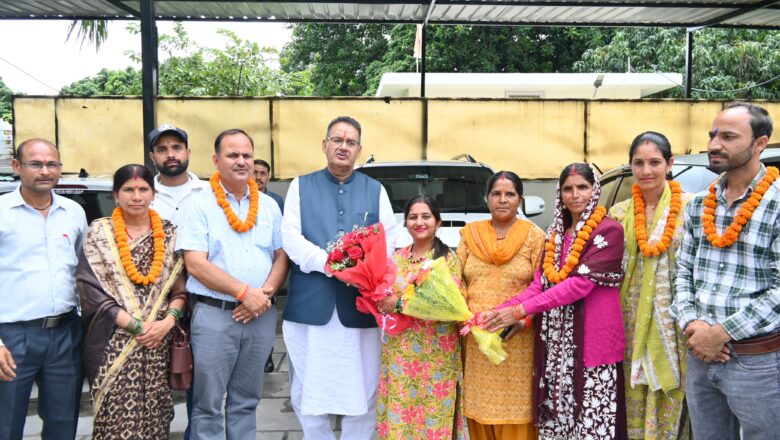 अस्थल जिला पंचायत से विजयी बीर सिंह चौहान के नेतृत्व में प्रतिनिधिमंडल पहुंचा मंत्री गणेश जोशी से मिलने, मंत्री ने किया स्वागत