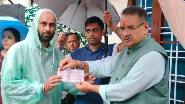 मंत्री जोशी ने बारिश से प्रभावित लोगों से मुलाकात कर उनकी समस्याएं सुनी और मौके पर ही संबंधित अधिकारियों को आवश्यक दिशा-निर्देश दिए