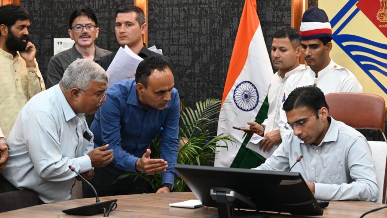 बुजुर्ग शबाना परवीन ने की ऋण माफी की गुहार; डीएम ने एलडीएम  से मांगी रिपोर्ट