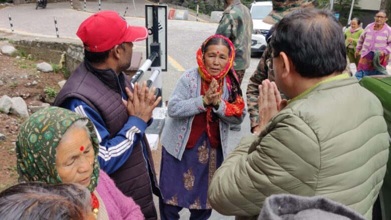 मुख्यमंत्री धामी ने बुधवार को मौसम की चुनौतियों के बावजूद, आपदा ग्रस्त क्षेत्र का दौरा कर पीड़ितों से मुलाकात की है।