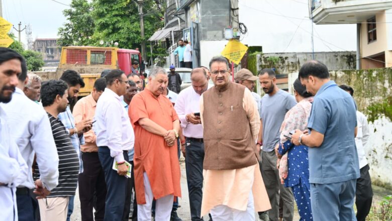 मंत्री जोशी ने विलासपुर कांडली में अतिवृष्टि से महेंद्र गुरुंग, चुन्नी लाल, महेश प्रसाद और मोनिका के घरों में दरारें एवं पुश्ता और आंगन क्षतिग्रस्त होने पर उन्होंने शीघ्र आपदा मानकों के अनुसार इस्टीमेट तैयार करने के अधिकारियों को निर्देश भी दिए