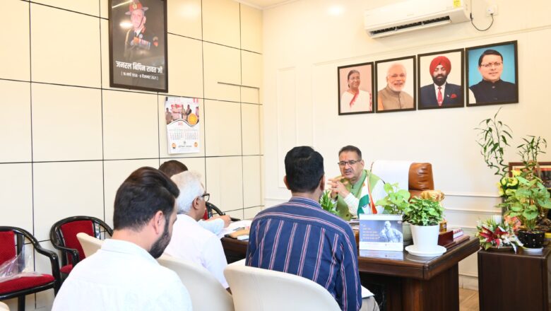प्रदेश में पीएमजीएसवाई के अंतर्गत बरसात से बंद हुई सड़कों की समीक्षा करते ग्राम्य विकास मंत्री गणेश जोशी