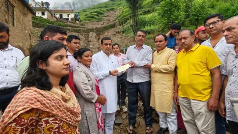 गढ़वाल सांसद  बलूनी ने अपनी सांसद निधि से आपदा में प्रभावित लोगों को अग्रिम सहायता राशि का चेक सौंपा