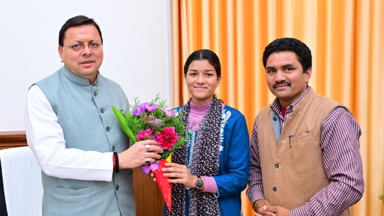 मुख्यमंत्री धामी ने ग्राम प्रधान प्रियंका नेगी को दी बधाई और कहा सारकोट बनेगा प्रदेश के अन्य गांवों के लिए आदर्श