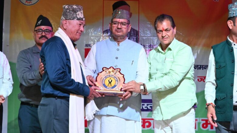 देहरादून में गोरखाली सुधार सभागार में हुआ भव्य कार्यक्रम, शहीद मेजर दुर्गा मल्ल की शहादत को याद कर नम हुईं आँखें, स्वतंत्रता सेनानियों और उनके परिजनों का हुआ सम्मान