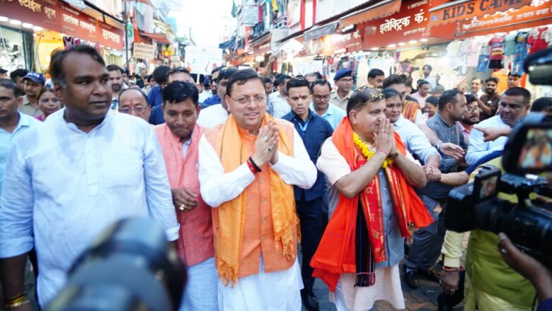 मुख्यमंत्री  धामी ने  कहा कि “स्वदेशी वस्तुओं के प्रयोग से न केवल हमारे देश का पैसा देश में रहेगा, बल्कि भारत वैश्विक मंच पर और अधिक सशक्त बनकर उभरेगा।”