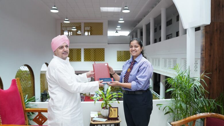 श्री गुरु राम राय विश्वविद्यालय के  प्रेसिडेट श्रीमंहत देवेन्द्र दास जी महाराज  जी ने हंसिका सक्सेना को  हार्दिक बधाई एवं शुभकामनाए दी