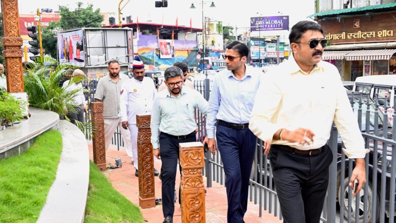 जिलाधिकारी सविन बंसल एवं वरिष्ठ पुलिस अधीक्षक अजय सिंह ने शुक्रवार को डालनवाला थाना और घंटाघर दोनों स्थानों पर कार्यक्रम स्थल का निरीक्षण कर तैयारियों का जायजा लिया।