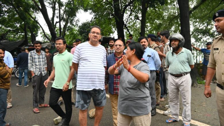 मसंदावाला आपदा में मजदूरों की मौत पर गहरा शोक व्यक्त करते हुए कैबिनेट मंत्री गणेश जोशी ने अधिकारियों को लापता लोगों की तलाश तुरंत तेज करने के सख्त निर्देश दिए।