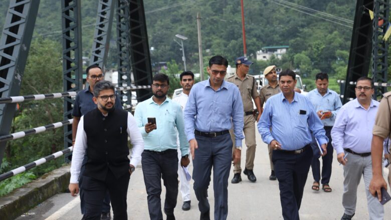 तेज़ फैसलों और सख़्त कार्यशैली के कारण डीएम सविन बंसल ने प्रभावित क्षेत्रों में करोड़ों की सरकारी संपत्ति को और ज़्यादा नुकसान से बचाते हुए राहत कार्यों को तेज़ी से आगे बढ़ाया।