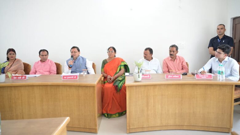 देहरादून पहुंचकर सीएम धामी ने प्रभावितों से की भेंट, 1200 करोड़ की तात्कालिक राहत राशि की घोषणा   30 सितम्बर तक अलर्ट मोड पर रहने के निर्देश, नदी-नालों पर अतिक्रमण हटाने के लिए सीएम धामी ने दिए सख्त आदेश       मुख्यमंत्री श्री पुष्कर सिंह धामी ने  शनिवार को जनपद रुद्रप्रयाग के आपदा प्रभावित बसुकेदार क्षेत्र के तालजामण, डूंगर, बड़ेथ, जौला, कमद, उछोला, छैनागाड़, पटुय आदि गांवों का हवाई सर्वेक्षण किया। तत्पश्चात उन्होंने जिला पंचायत सभागार, रुद्रप्रयाग में बैठक कर आपदा प्रभावित क्षेत्रों में चल रहे बचाव एवं राहत कार्यों, विद्युत, पेयजल, चिकित्सा एवं स्वास्थ्य सुविधाओं की उपलब्धता, मोटर मार्गों की अद्यतन स्थिति और श्री केदारनाथ धाम यात्रा की व्यवस्थाओं की विस्तृत समीक्षा की।  मुख्यमंत्री ने कहा कि इस वर्ष मानसून काल में समूचे प्रदेश ने आपदा के कारण कठिन परिस्थितियों और चुनौतियों का सामना किया है। उन्होंने प्रभावितों के प्रति गहरी संवेदना व्यक्त की और आपदा के समय जिला प्रशासन की तत्परता से कार्य करने पर सराहना की। उन्होंने कहा कि स्थानीय प्रशासन और जनप्रतिनिधियों के प्रभावित क्षेत्रों में तत्परता से पहुंचकर राहत एवं बचाव कार्य किए जाने से प्रभावितों को हौसला मिला है।   मुख्यमंत्री ने आपदा की इस घड़ी में  राज्य को पूर्ण सहयोग देने के लिए प्रधानमंत्री श्री नरेंद्र मोदी का आभार व्यक्त करते हुए कहा कि प्रदेश के विभिन्न क्षेत्रों में आई आपदा की स्थिति की जानकारी का अपडेट समय-समय पर प्रधानमंत्री ले रहे थे। देहरादून पहुंचकर उन्होंने प्रभावितों से भेंट करने के साथ ही प्रभावित क्षेत्रों में तात्कालिक राहत पहुंचाने के लिए 1200 करोड़ की धनराशि देने की घोषणा की। मुख्यमंत्री ने अधिकारियों को आगामी 30 सितम्बर तक अलर्ट मोड पर रहकरआपदा से निपटने के लिए तैयार रहने के निर्देश दिए।उन्होंने नदी-नालों पर अतिक्रमण हटाने पर विशेष निर्देश दिए।  मुख्यमंत्री ने कहा कि मानसून के बाद श्री केदारनाथ धाम  में श्रद्धालुओं की संख्या में तेजी से वृद्धि होने की संभावना है, इसके दृष्टिगत यात्रा व्यवस्थाओं को चाक – चौबंद बनाए रखना जरूरी है।उन्होंने कहा कि  यात्रियों की सुरक्षा हमारी सर्वोच्च प्राथमिकता है और यात्रा को सुगम बनाने के लिए युद्ध स्तर पर कार्य किए जाएं।  जिलाधिकारी रुद्रप्रयाग श्री प्रतीक जैन ने मुख्यमंत्री को जनपद में मानसून काल तथा 28 अगस्त को आई आपदा से प्रभावित क्षेत्रों की स्थिति से अवगत कराया। उन्होंने आपदा के दौरान प्रभावित लोगों को सुरक्षित स्थानों पर पहुँचाने एवं राहत शिविरों में आश्रय देने की व्यवस्था, खाद्यान्न किट, रिफ्रेशमेंट किट, सोलर लाइट, कंबल, टेंट, तिरपाल, टॉर्च, चिकित्सा सुविधाएं एवं मेडिकल कैंप संचालित किए जाने राहत एवं बचाव कार्यों में मानवीय संसाधन, हेली सेवा द्वारा प्रसव पीड़िताओं को अस्पताल पहुंचाना, खाद्यान्न वितरण आपदा से पशु क्षति, निजी संपत्ति एवं पशुधन क्षति, भवन व गौशालाओं की क्षति सहित सड़क मार्ग, पेयजल योजनाएं, विद्युत पोल-ट्रांसफार्मर, कृषि भूमि आदि प्रभावित हुए परिसंपत्तियों के बारे में मुख्यमंत्री को विस्तृत जानकारी दी।  जिलाधिकारी द्वारा मुख्यमंत्री को जनपद के सड़क मार्गों पर जवाड़ी बाईपास, सिरोबगड़, मुनकटिया, गौरीकुंड हाईवे सहित संवेदनशील स्थलों तथा श्री केदारनाथ धाम पैदल मार्ग पर हुए नुकसान एवं सुधार कार्यों की जानकारी प्रस्तुत की गई तथा केदारनाथ यात्रा के दूसरे चरण में अनुमानित यात्रियों की संख्या, हेली सेवाओं एवं व्यवस्थाओं की जानकारी भी दी गई।  विधायक रुद्रप्रयाग एवं विधायक केदारनाथ ने आपदा की घड़ी में त्वरित कार्यवाही के लिए मुख्यमंत्री का आभार व्यक्त किया। उन्होंने अपने-अपने क्षेत्रों में आपदा से हुई क्षति, सड़क मार्ग निर्माण एवं अन्य समस्याओं से भी अवगत कराया।   इस अवसर पर चिकित्सा, स्वास्थ्य एवं शिक्षा मंत्री डॉ. धन सिंह रावत, जिला पंचायत अध्यक्ष पूनम कठैत, विधायक रुद्रप्रयाग भरत चौधरी, विधायक केदारनाथ  आशा नौटियाल, राज्य मंत्री चंडी प्रसाद भट्ट, जिला पंचायत उपाध्यक्ष रितु नेगी, भाजपा जिलाध्यक्ष भारत भूषण भट्ट, भाजपा पूर्व जिलाध्यक्ष महावीर पंवार, जिलाधिकारी प्रतीक जैन, पुलिस अधीक्षक अक्षय प्रहलाद कोंडे, अपर जिलाधिकारी श्याम सिंह राणा सहित विभिन्न विभागीय अधिकारी, जनप्रतिनिधि एवं आमजन उपस्थित रहे।